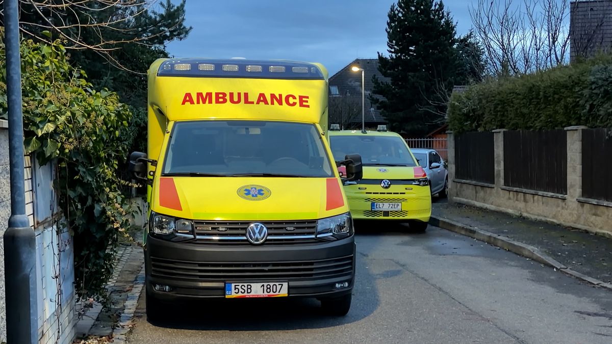 Těžce zraněného chlapce z Kladenska odvezla záchranka, policie prověřuje pokus o sebevraždu